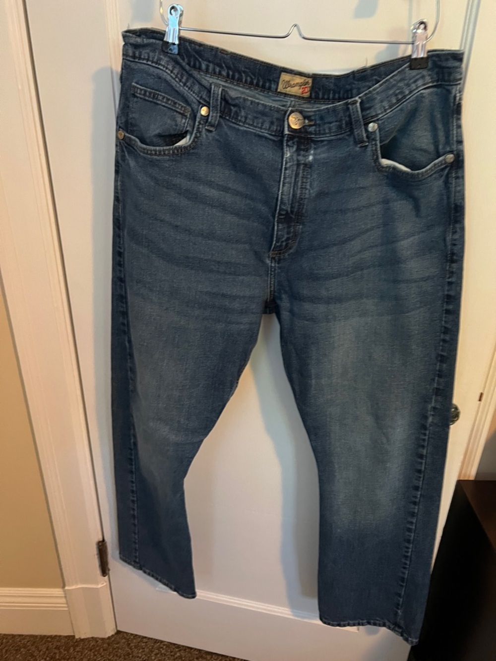 Wrangler Men's Straight Jeans in Mid Blue Wash